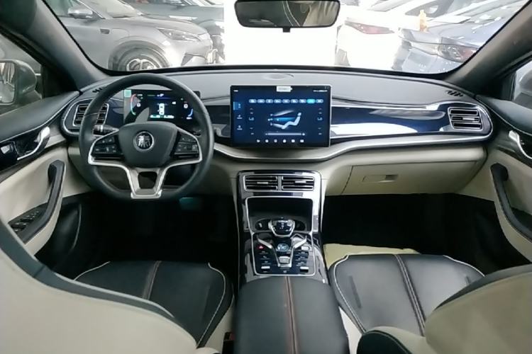Used BYD Qin PLUS 2023 Champion Edition DM-i 120KM Excellence Model Center Console