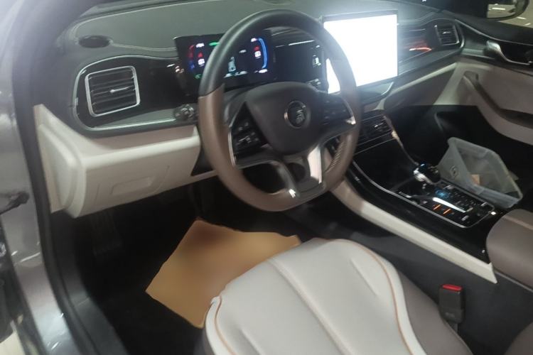 Used BYD Qin PLUS 2023 Champion Edition DM-i 120KM Excellence Model Center Console
