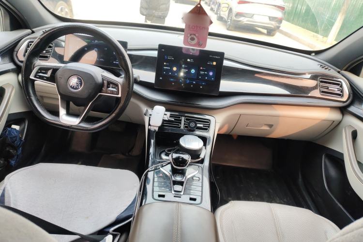 Used BYD Qin PLUS 2023 Champion Edition DM-i 55KM Leading Model Center Console