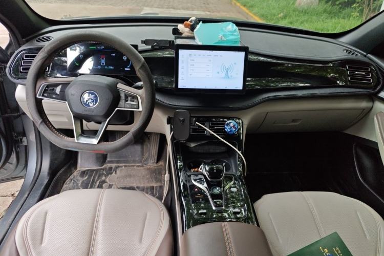 Used BYD Qin PLUS 2023 Champion Edition DM-i 55KM Leading Model Center Console