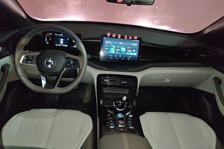 Used BYD Qin PLUS 2023 Champion Edition DM-i 55KM Leading Model Center Console