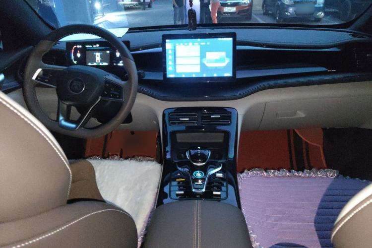 Used BYD Qin PLUS 2023 Champion Edition DM-i 55KM Leading Model Center Console