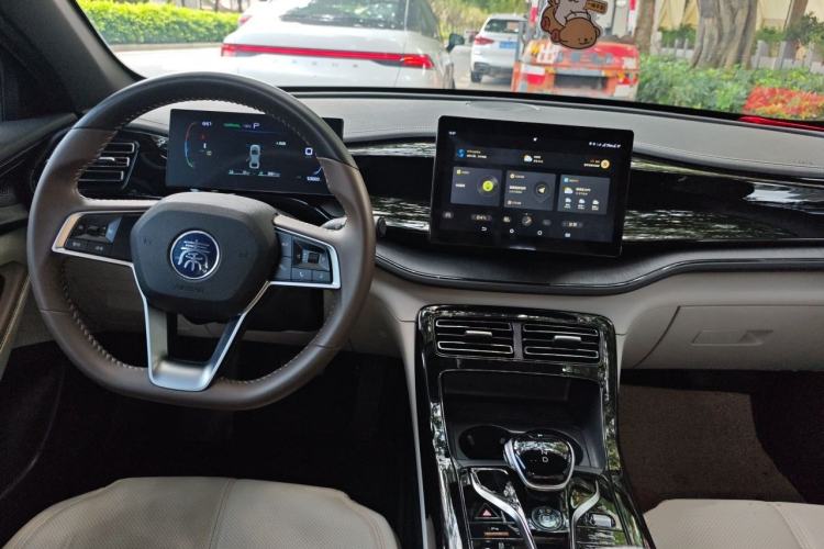 Used BYD Qin PLUS 2023 Champion Edition DM-i 55KM Leading Model Center Console