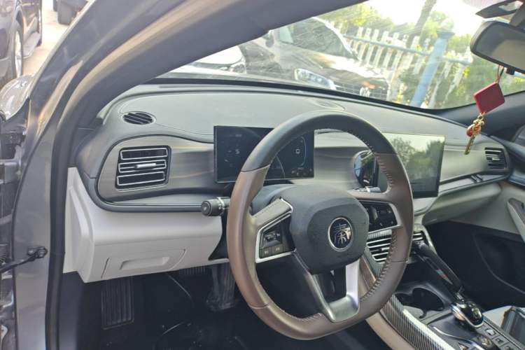 Used BYD Qin PLUS 2023 Champion Edition DM-i 55KM Leading Model Center Console