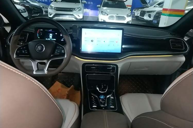 Used BYD Qin PLUS 2023 Champion Edition DM-i 120KM Excellence Model Center Console