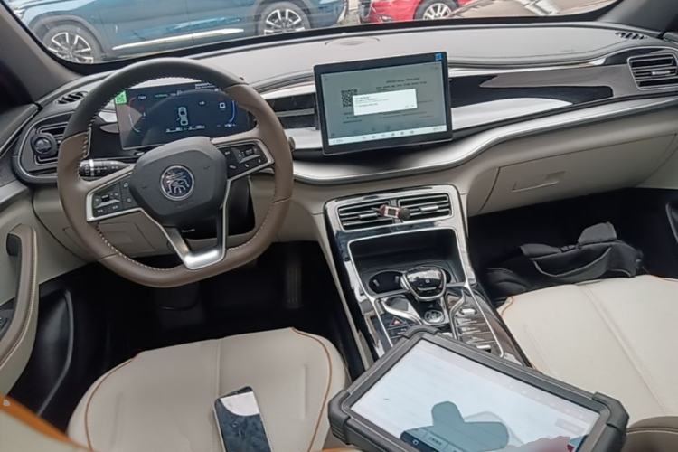 Used BYD Qin PLUS 2023 Champion Edition DM-i 55KM Superior Model Center Console