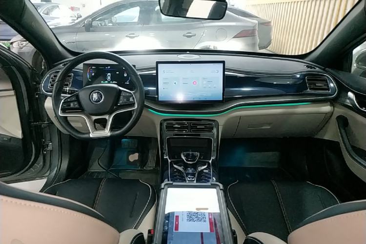 Used BYD Qin PLUS 2023 Champion Edition DM-i 120KM Excellence Model Center Console
