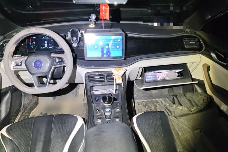 Used BYD Qin PLUS 2023 Champion Edition DM-i 55KM Leading Model Center Console