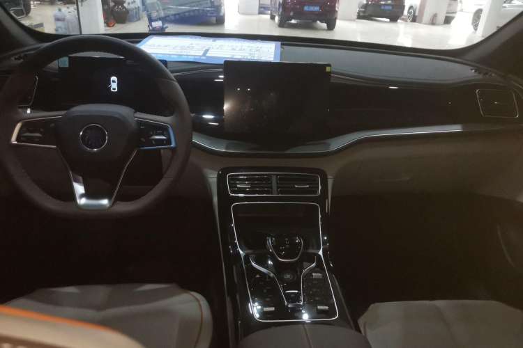 Used BYD Qin PLUS 2023 Champion Edition DM-i 120KM Leading Model Center Console