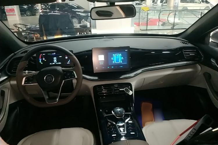 Used BYD Qin PLUS 2023 Champion Edition DM-i 55KM Leading Model Center Console