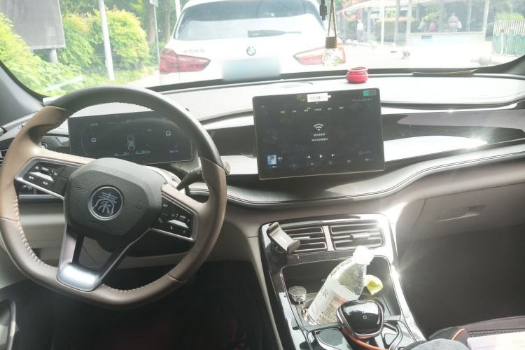 Used BYD Qin PLUS 2023 Champion Edition DM-i 55KM Leading Model Center Console