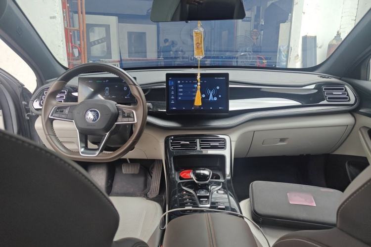 Used BYD Qin PLUS 2023 Champion Edition DM-i 55KM Leading Model Center Console