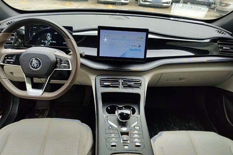 Used BYD Qin PLUS 2023 Champion Edition DM-i 55KM Leading Model Center Console