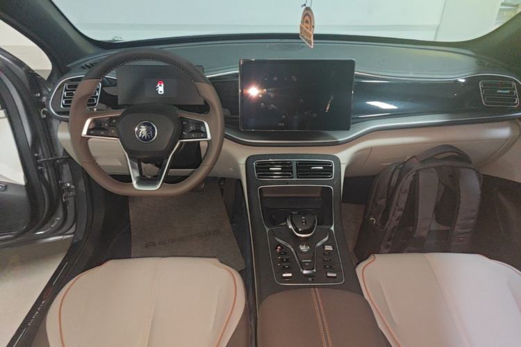 Used BYD Qin PLUS 2023 Champion Edition DM-i 120KM Beyond Model Center Console