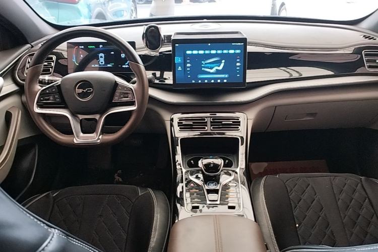 Used BYD Qin PLUS 2023 Champion Edition EV 420KM Superior Model Center Console
