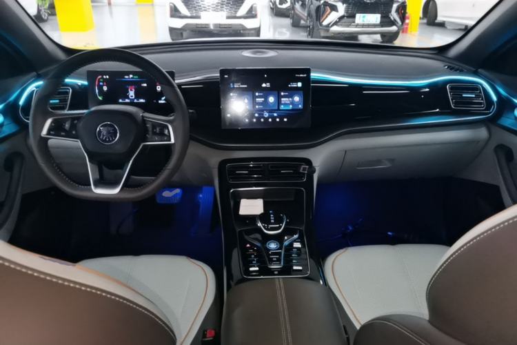 Used BYD Qin PLUS 2023 Champion Edition DM-i 55KM Superior Model Center Console