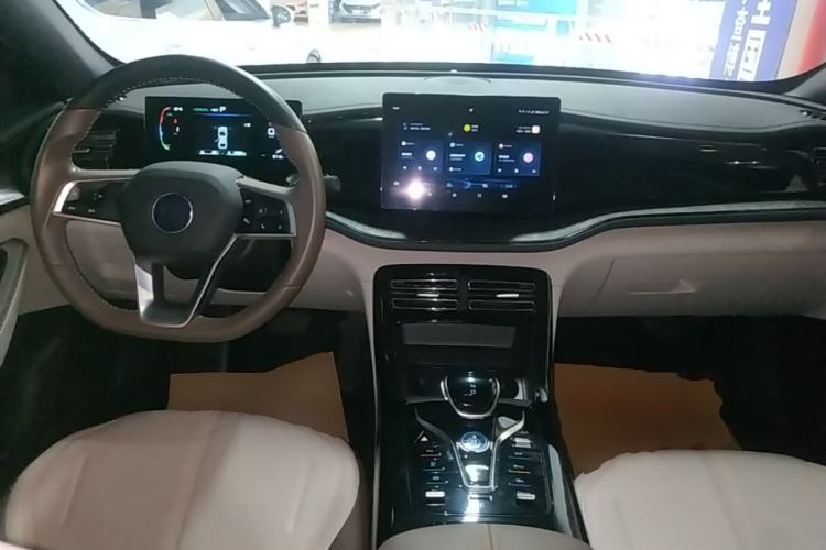 Used BYD Qin PLUS 2023 Champion Edition DM-i 55KM Leading Model Center Console