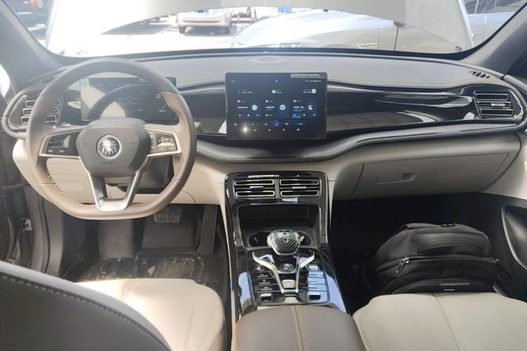 Used BYD Qin PLUS 2023 Champion Edition DM-i 55KM Leading Model Center Console