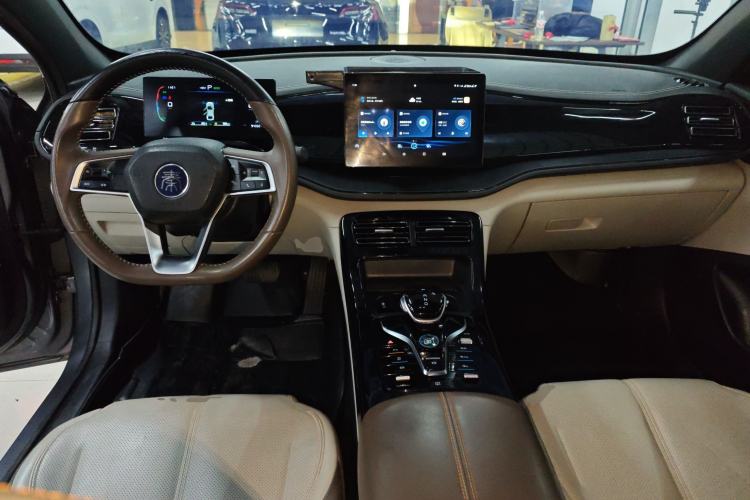 Used BYD Qin PLUS 2023 Champion Edition DM-i 55KM Leading Model Center Console