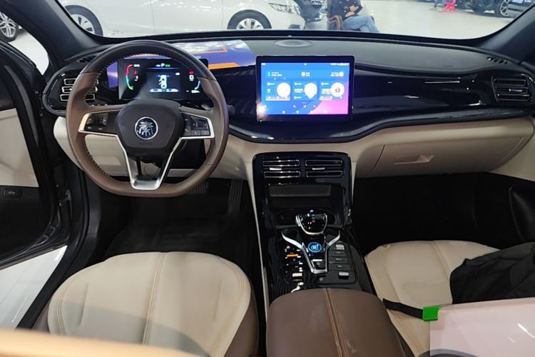 Used BYD Qin PLUS 2023 Champion Edition DM-i 55KM Leading Model Center Console