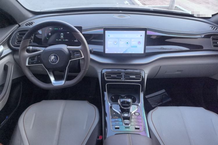 Used BYD Qin PLUS 2023 Champion Edition DM-i 55KM Superior Model Center Console