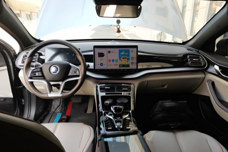 Used BYD Qin PLUS 2023 Champion Edition DM-i 120KM Excellence Model Center Console