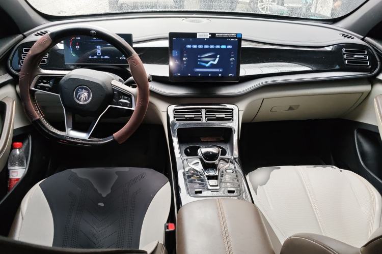 Used BYD Qin PLUS 2023 Champion Edition DM-i 55KM Leading Model Center Console
