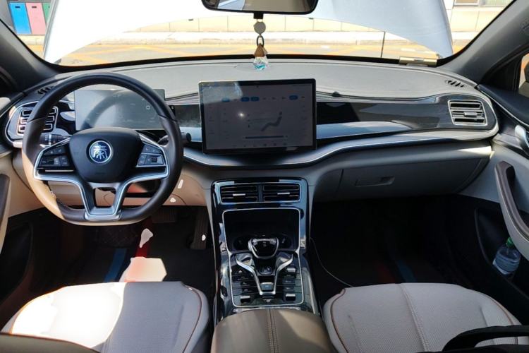 Used BYD Qin PLUS 2023 Champion Edition DM-i 120KM Excellence Model Center Console