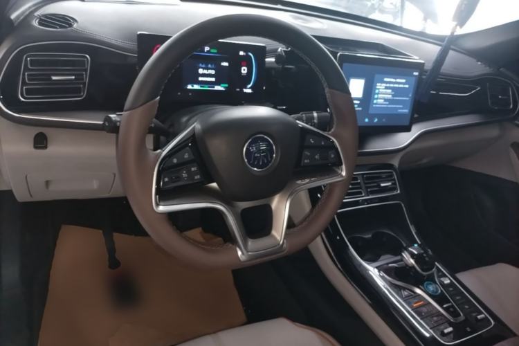 Used BYD Qin PLUS 2023 Champion Edition EV 510KM Beyond Model Center Console