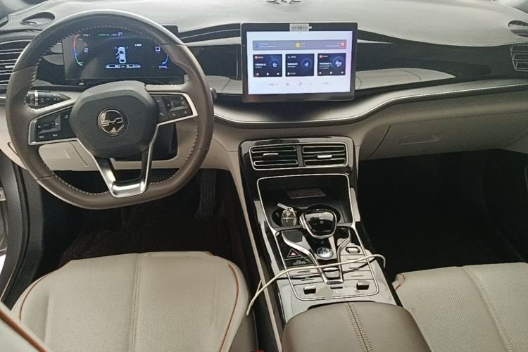 Used BYD Qin PLUS 2023 Champion Edition DM-i 120KM Leading Model Center Console
