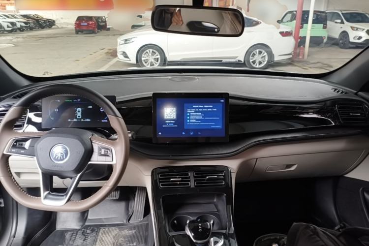 Used BYD Qin PLUS 2023 Champion Edition DM-i 55KM Leading Model Center Console