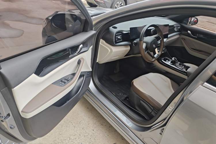 Used BYD Qin PLUS 2023 Champion Edition DM-i 55KM Leading Model Driver Seat