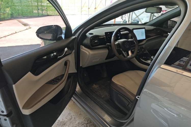 Used BYD Qin PLUS 2023 Champion Edition DM-i 55KM Leading Model Driver Seat
