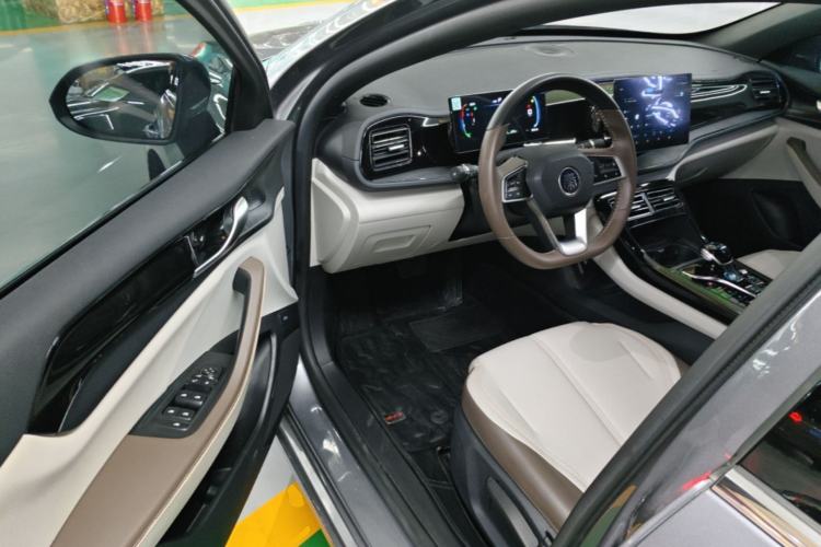 Used BYD Qin PLUS 2023 Champion Edition DM-i 55KM Leading Model Driver Seat