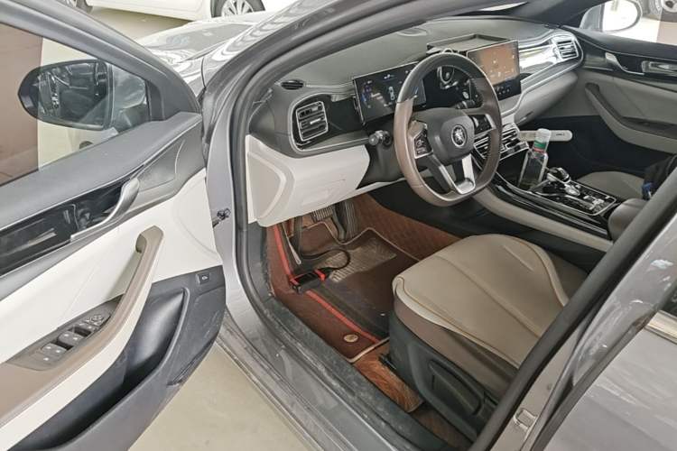 Used BYD Qin PLUS 2023 Champion Edition DM-i 120KM Leading Model Driver Seat