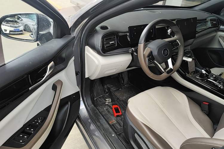 Used BYD Qin PLUS 2023 Champion Edition DM-i 55KM Leading Model Driver Seat
