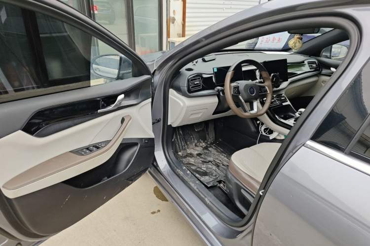 Used BYD Qin PLUS 2023 Champion Edition DM-i 55KM Leading Model Driver Seat