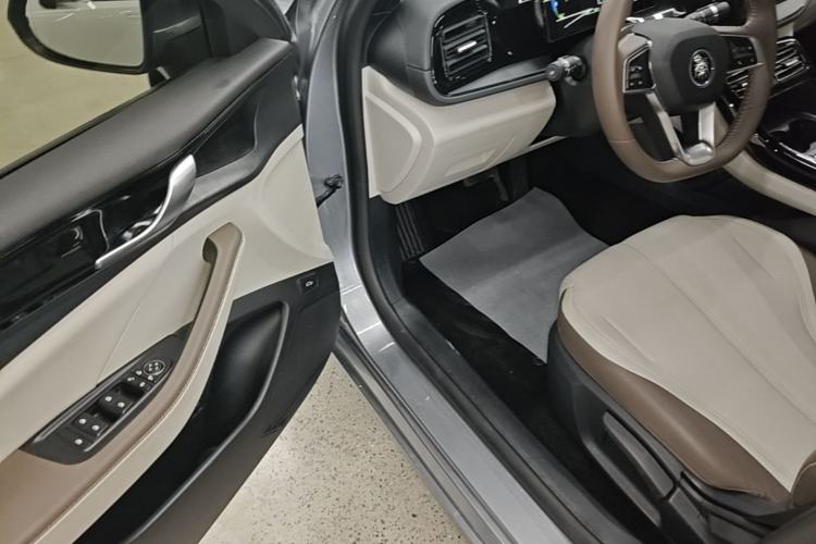 Used BYD Qin PLUS 2023 Champion Edition DM-i 55KM Leading Model Driver Seat