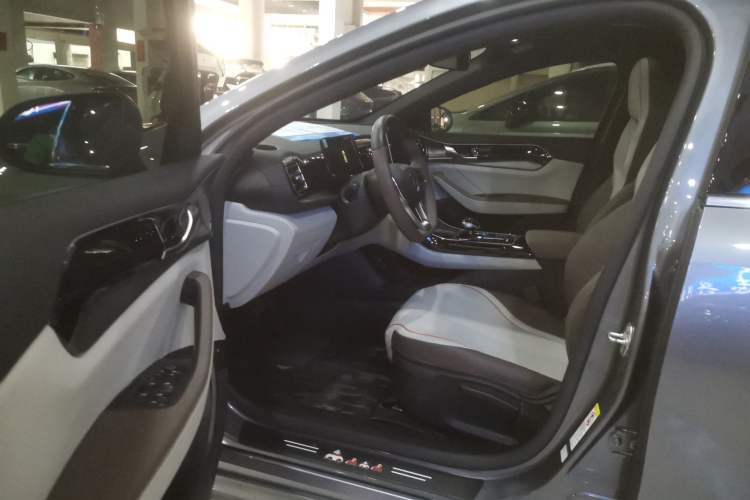 Used BYD Qin PLUS 2023 Champion Edition DM-i 120KM Leading Model Driver Seat