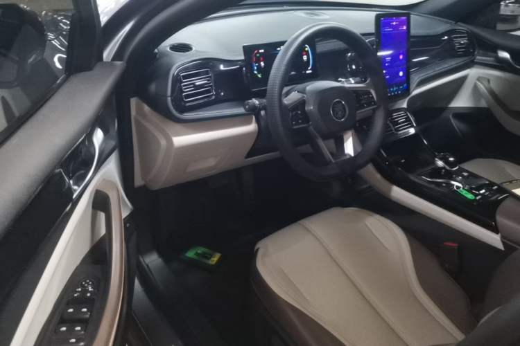 Used BYD Qin PLUS 2023 Champion Edition DM-i 55KM Leading Model Driver Seat