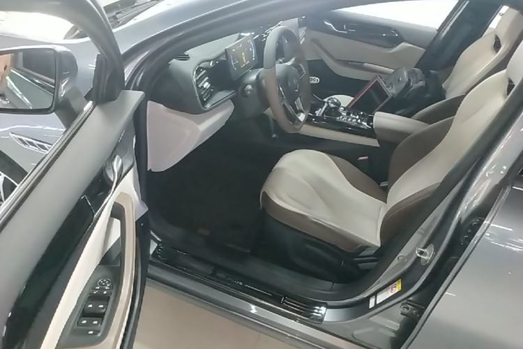Used BYD Qin PLUS 2023 Champion Edition DM-i 55KM Leading Model Driver Seat