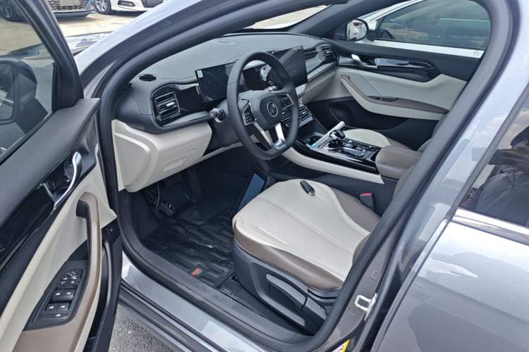Used BYD Qin PLUS 2023 Champion Edition DM-i 55KM Leading Model Driver Seat