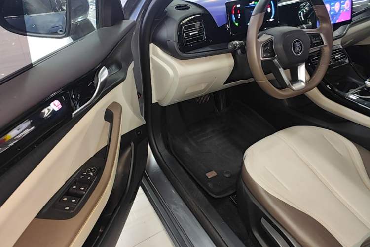 Used BYD Qin PLUS 2023 Champion Edition DM-i 55KM Leading Model Driver Seat