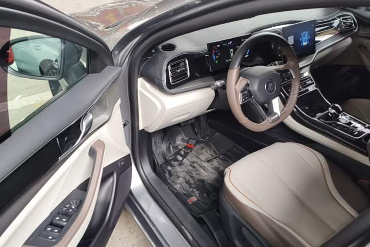 Used BYD Qin PLUS 2023 Champion Edition DM-i 120KM Leading Model Driver Seat