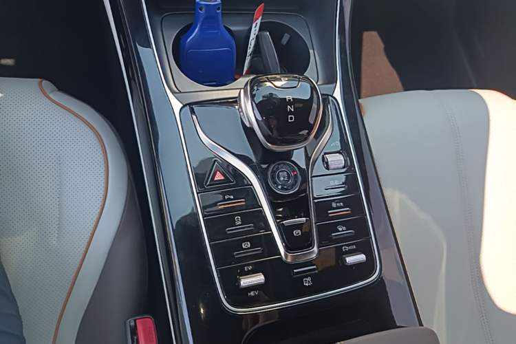 Used BYD Qin PLUS 2023 Champion Edition DM-i 120KM Leading Model Gear Lever