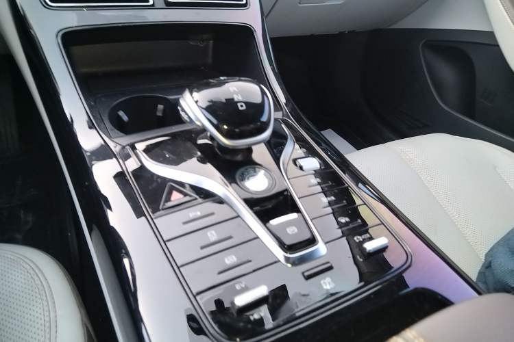 Used BYD Qin PLUS 2023 Champion Edition DM-i 55KM Leading Model Gear Lever