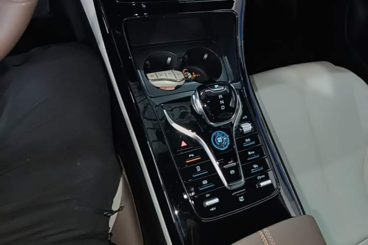 Used BYD Qin PLUS 2023 Champion Edition DM-i 55KM Leading Model Gear Lever