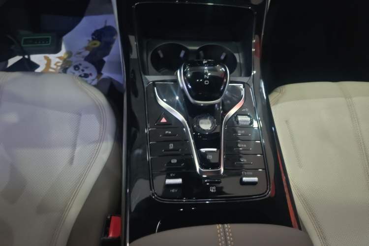 Used BYD Qin PLUS 2023 Champion Edition DM-i 55KM Leading Model Gear Lever