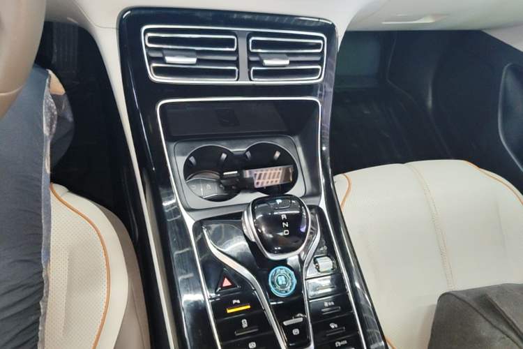 Used BYD Qin PLUS 2023 Champion Edition DM-i 55KM Superior Model Gear Lever
