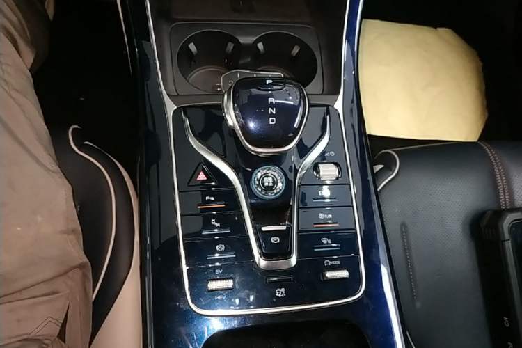 Used BYD Qin PLUS 2023 Champion Edition DM-i 120KM Excellence Model Gear Lever